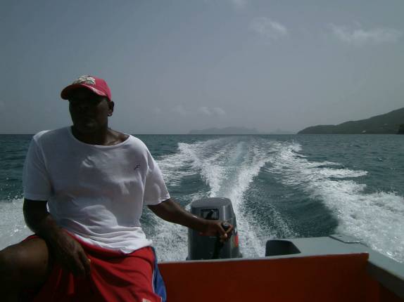 O Tiger nos leva em sua voadeira de Union Island (SVG) para Carriacou, ilha ao norte de Granada, no sul do Caribe